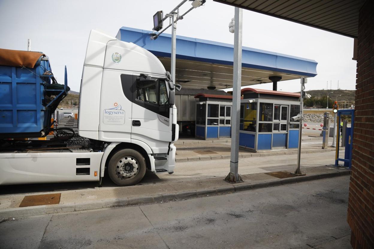 Un camión pasa por la zona de telepago en el peaje de La Magdalena, en la autopista del Huerna. 