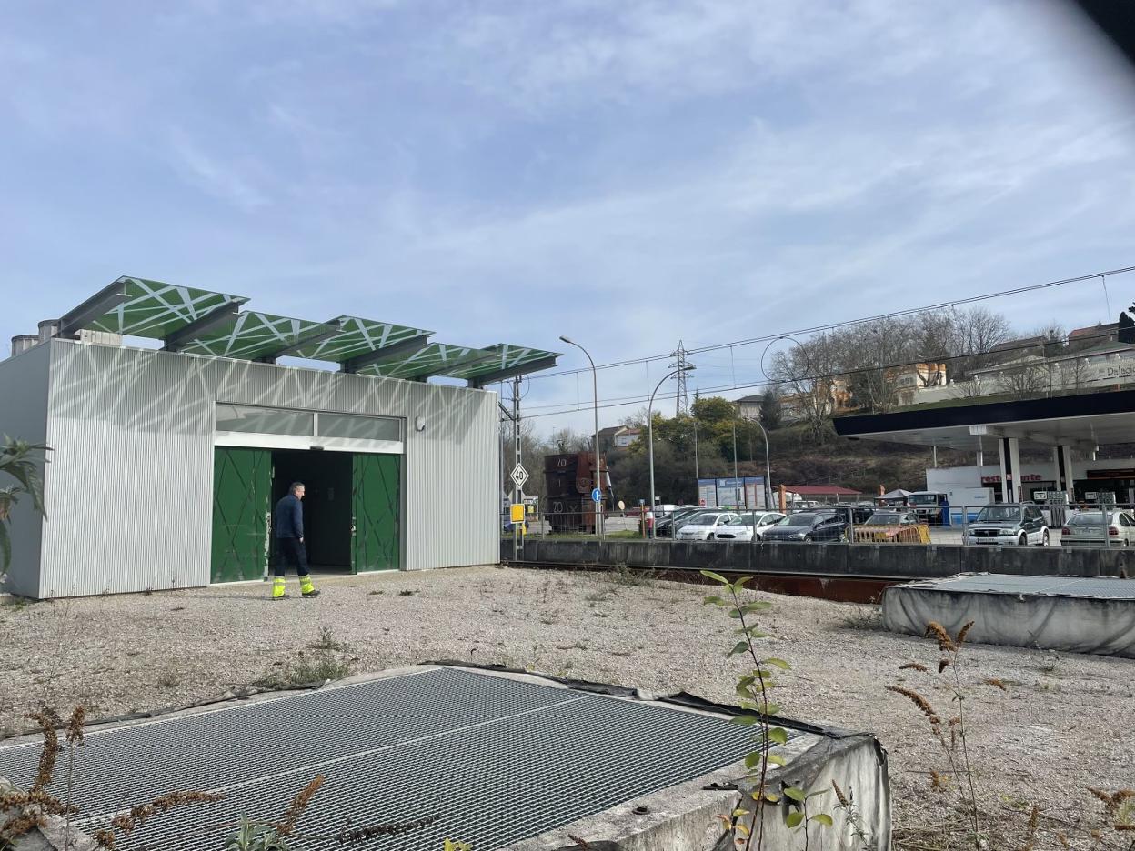 Personal de Tragsa visitó ayer la estación soterrada de La Felguera. 