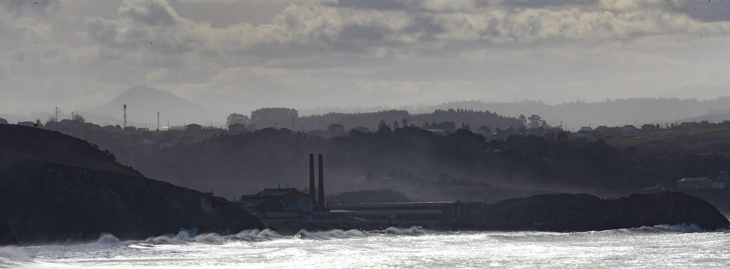 El faro de San Juan de Nieva estuvo rodeado de un fuerte oleaje durante la jornada de este jueves, en Avilés.