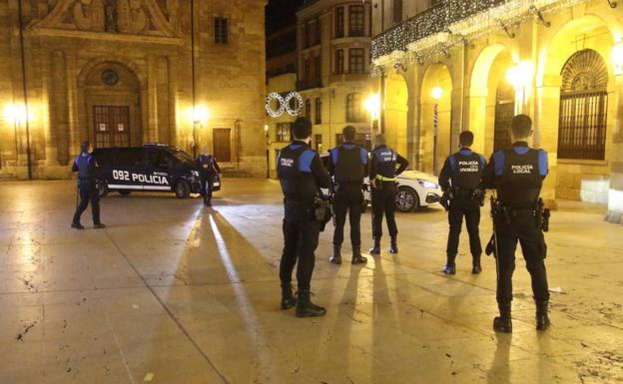 Agentes de Policía Local patrullan El Antiguo