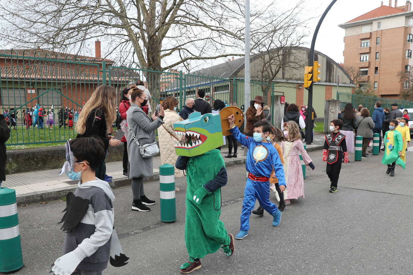 Los más pequeños disfrutaron este jueves del carnaval con fiestas y actividades en varios colegios de Gijón