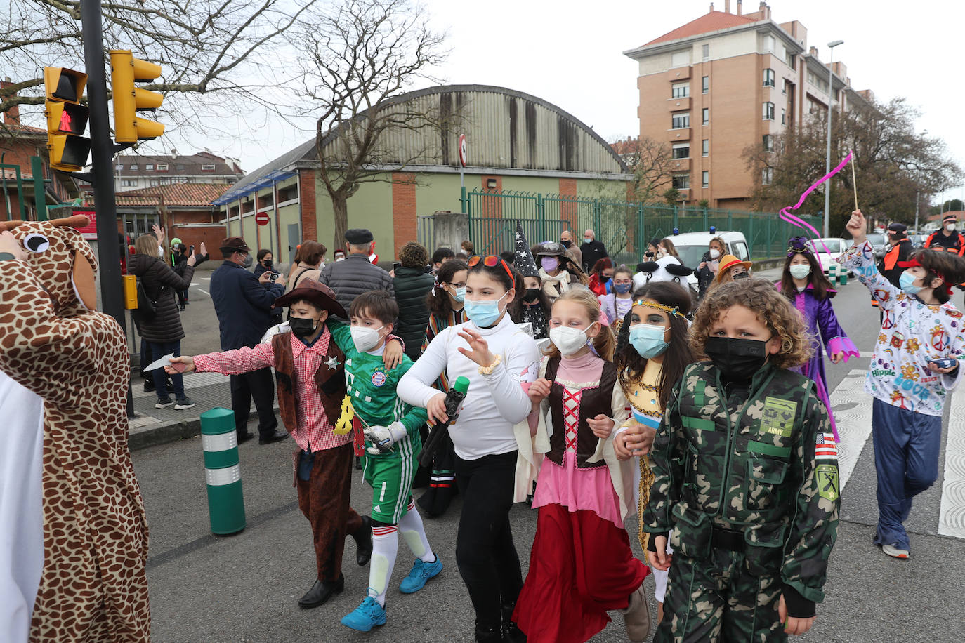 Los más pequeños disfrutaron este jueves del carnaval con fiestas y actividades en varios colegios de Gijón