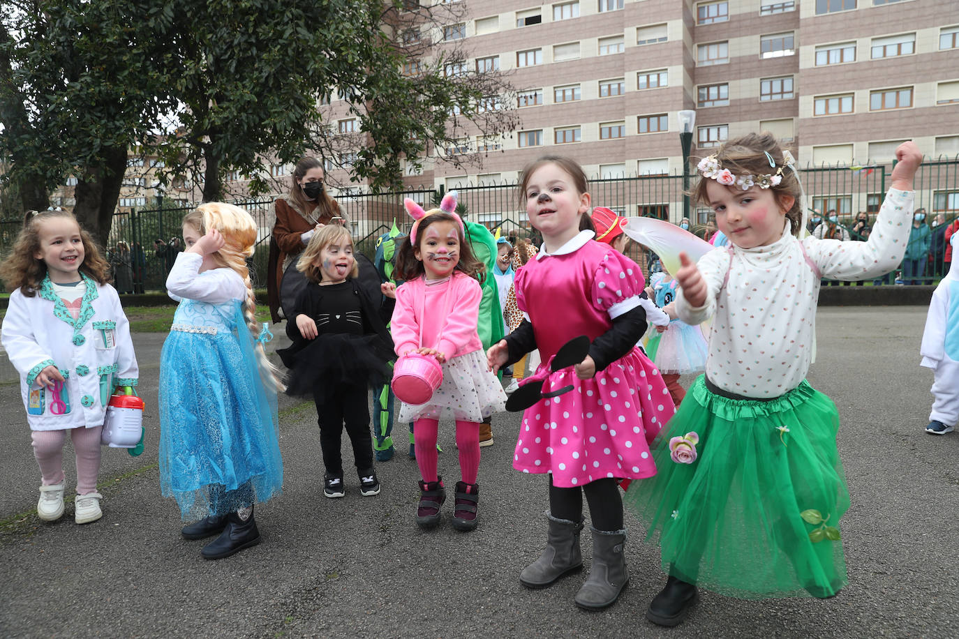 Los más pequeños disfrutaron este jueves del carnaval con fiestas y actividades en varios colegios de Gijón