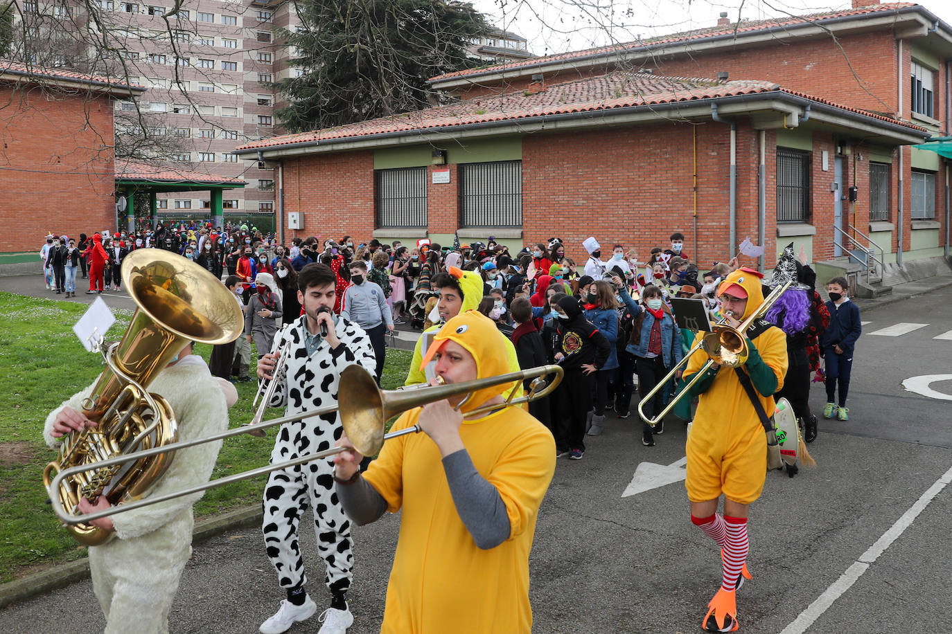 Los más pequeños disfrutaron este jueves del carnaval con fiestas y actividades en varios colegios de Gijón