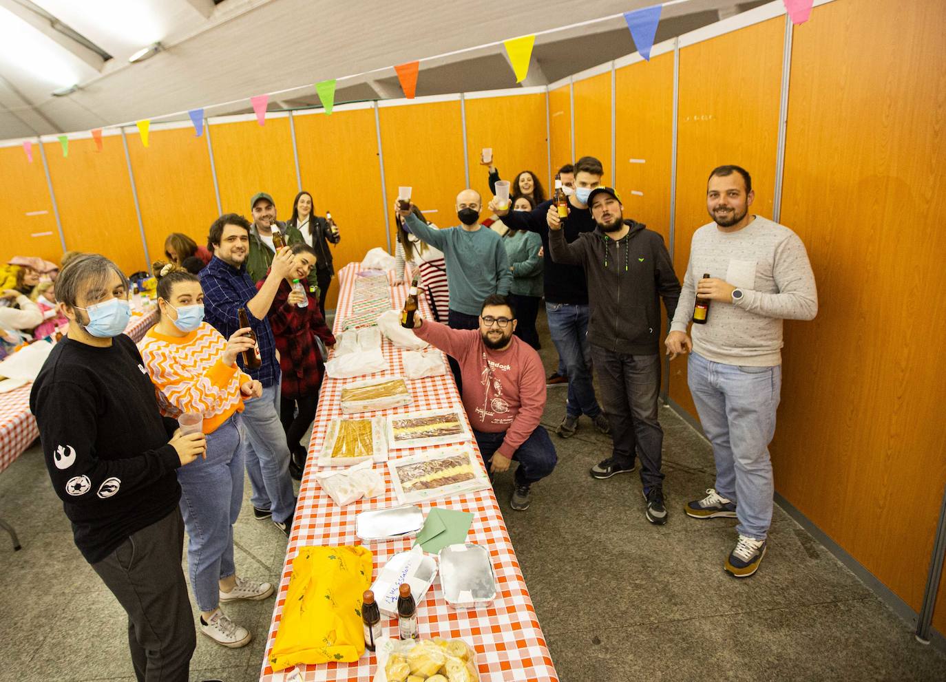 La Sociedad de Festejos recupera el escenario de la plaza cubierta para «hornear bollos y comadrar» como se hacía hasta 1973.