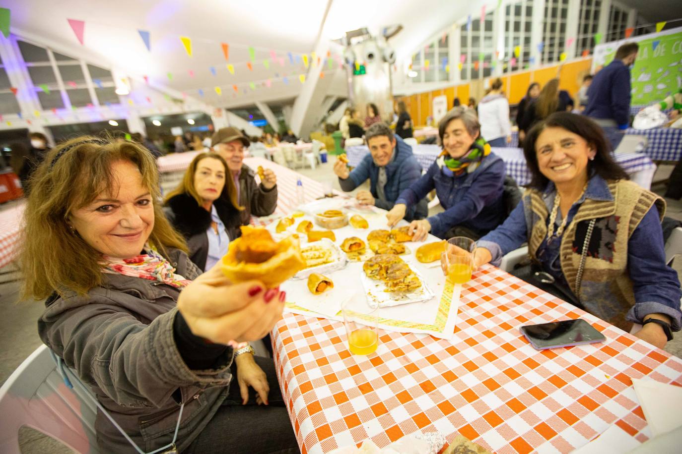 La Sociedad de Festejos recupera el escenario de la plaza cubierta para «hornear bollos y comadrar» como se hacía hasta 1973.