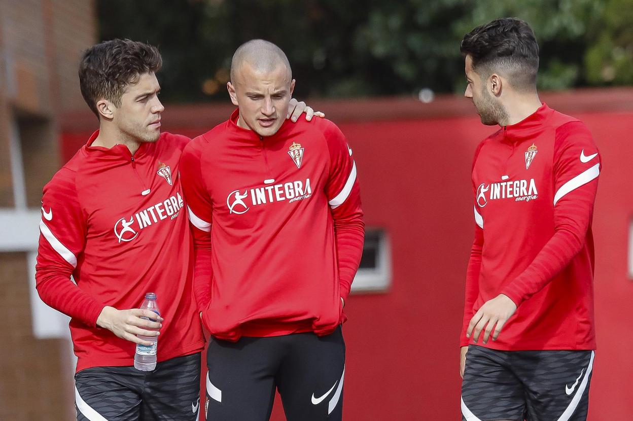 Nacho Méndez, Kravets y Jony, en el entrenamiento del Sporting. 