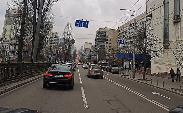 Caravana de coches tratando de salir el jueves de Kiev.