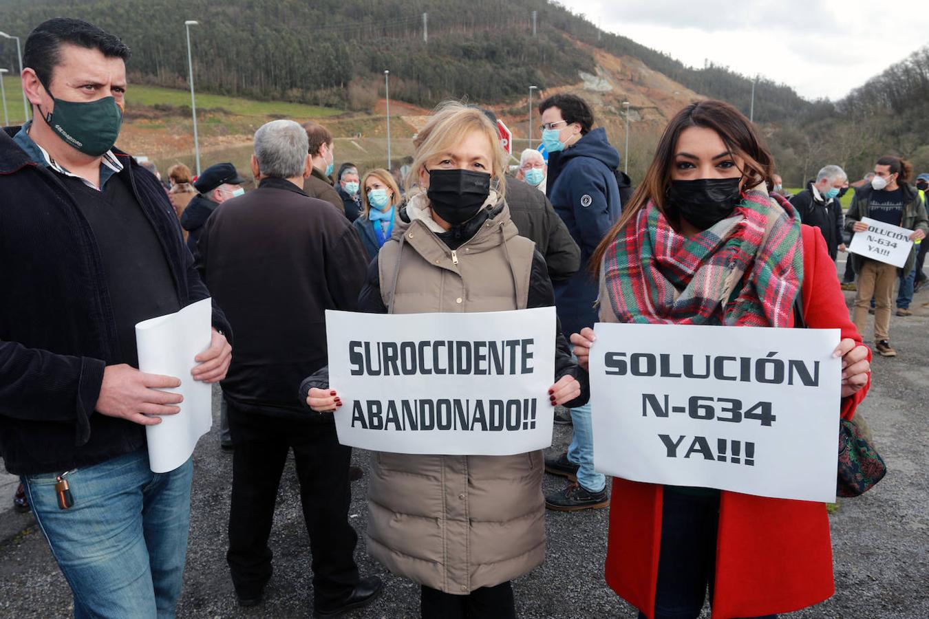 Encabezados por algunas de las mujeres que en Cangas iniciaron las protestas y por Laura y Miriam, las hijas de Lusci Mon, fallecida en el desprendimiento de Soto de la Barca, unos 500 vecinos se concentraron esta mañana en Casazorrina, Salas, a escasos metros del gran argayo que cortó hace meses la nacional 364