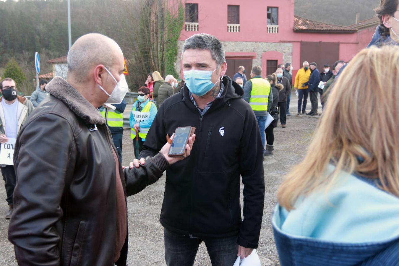 Encabezados por algunas de las mujeres que en Cangas iniciaron las protestas y por Laura y Miriam, las hijas de Lusci Mon, fallecida en el desprendimiento de Soto de la Barca, unos 500 vecinos se concentraron esta mañana en Casazorrina, Salas, a escasos metros del gran argayo que cortó hace meses la nacional 364