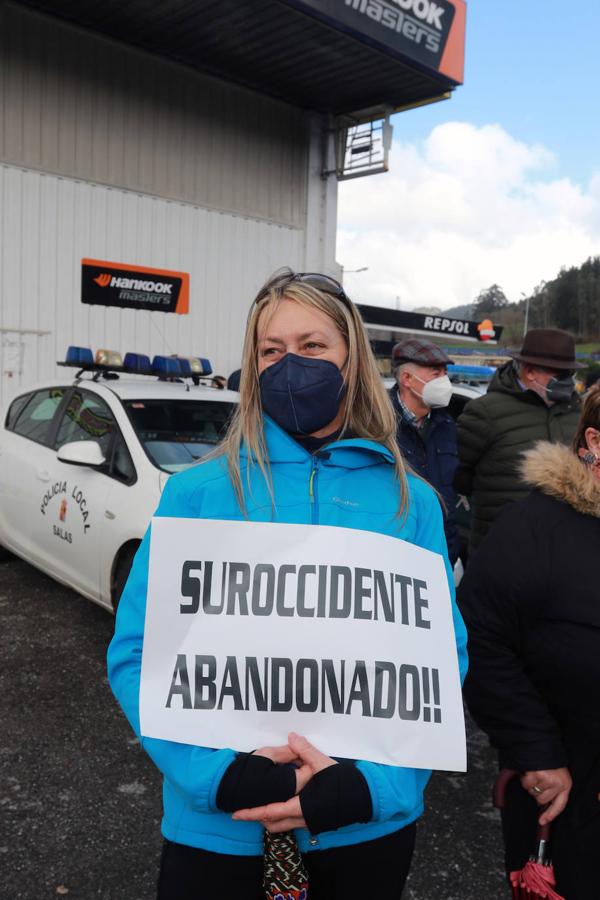 Encabezados por algunas de las mujeres que en Cangas iniciaron las protestas y por Laura y Miriam, las hijas de Lusci Mon, fallecida en el desprendimiento de Soto de la Barca, unos 500 vecinos se concentraron esta mañana en Casazorrina, Salas, a escasos metros del gran argayo que cortó hace meses la nacional 364