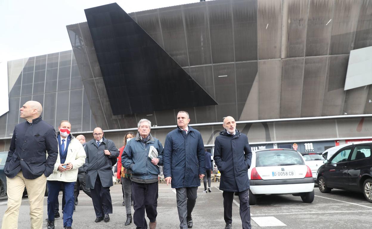 El secretario de Estado para el Deporete, acompañado de directivos del Grupo Covadonga, durante su visita a Gijón