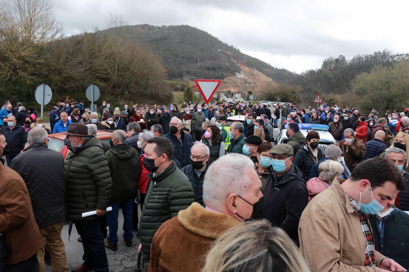 Encabezados por algunas de las mujeres que en Cangas iniciaron las protestas y por Laura y Miriam, las hijas de Lusci Mon, fallecida en el desprendimiento de Soto de la Barca, unos 500 vecinos se concentraron esta mañana en Casazorrina, Salas, a escasos metros del gran argayo que cortó hace meses la nacional 364