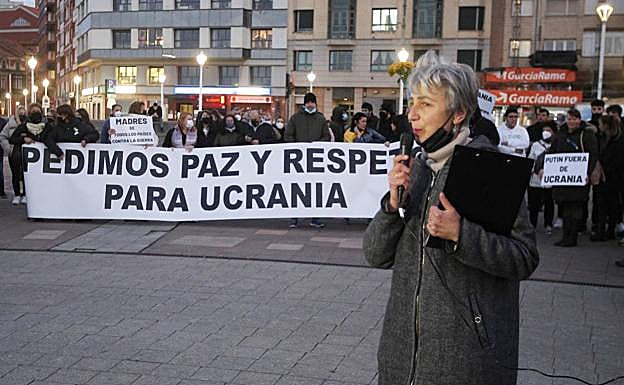 Alina Zhuckovska interviene durante la concentración contra la invasión rusa a Ucrania celebrada en el Náutico, en Gijón. 