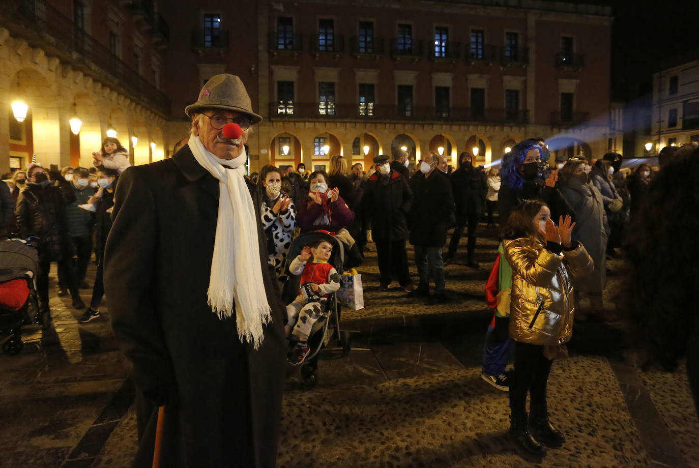 El Sporting, el 'cascayu', los toros, el metrotrén, la estación de Moreda y la contaminación fueron algunos de los temas que centraron el pregón del Antroxu gijonés. Proto y Colo, «la pareja de moda de la temporada 2021-2022» (Higiénico Papel), pegaron un repaso a la actualidad gijonesa de los 365 días vividos, en los que ni la pandemia y sus restricciones se escaparon de 'las pullas'. «Por fin podemos celebrar y salir de folixa, qu'otru añu como l'añu pasáu, la xente de Xixón nun lu aguanta. Aprovechái qu'agora podéis salir. Pero mañana nun sabemos»