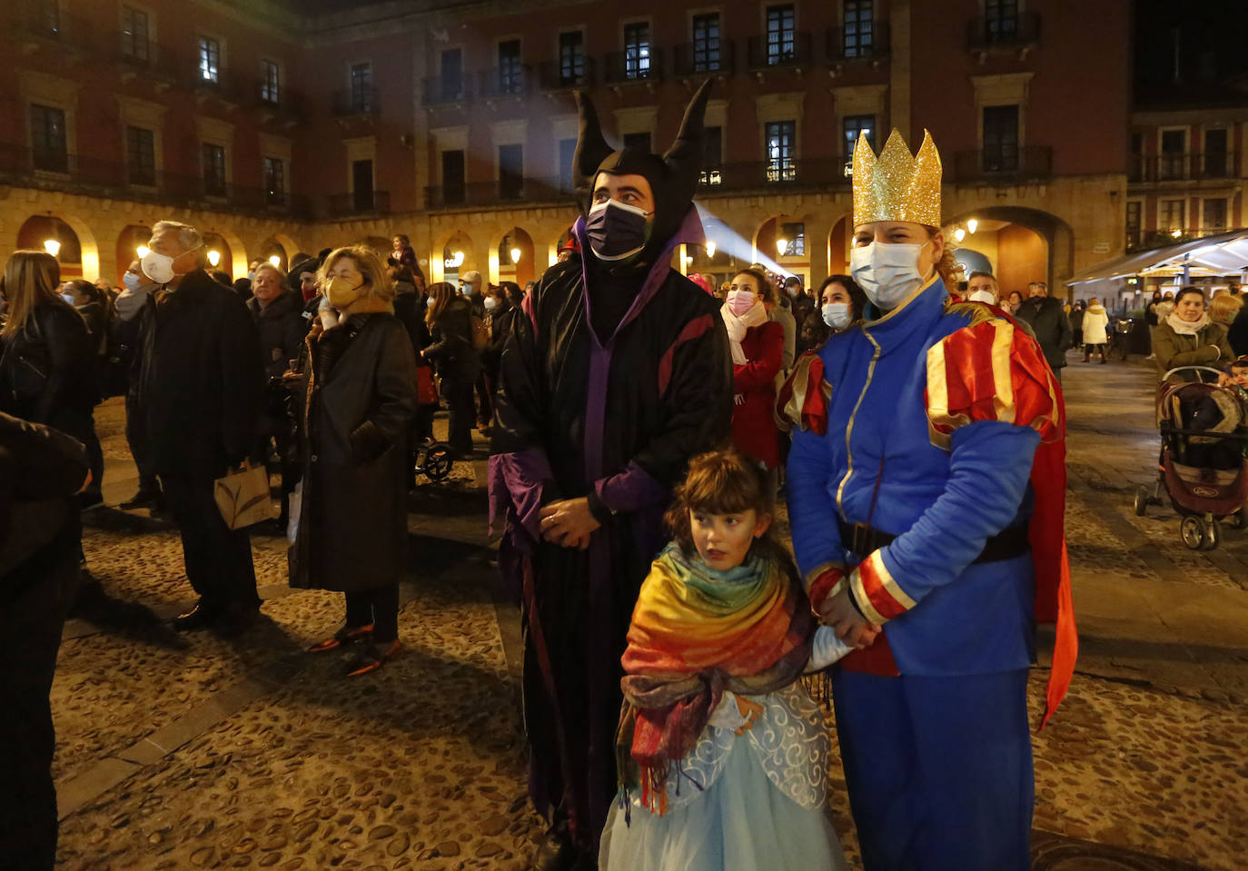 El Sporting, el 'cascayu', los toros, el metrotrén, la estación de Moreda y la contaminación fueron algunos de los temas que centraron el pregón del Antroxu gijonés. Proto y Colo, «la pareja de moda de la temporada 2021-2022» (Higiénico Papel), pegaron un repaso a la actualidad gijonesa de los 365 días vividos, en los que ni la pandemia y sus restricciones se escaparon de 'las pullas'. «Por fin podemos celebrar y salir de folixa, qu'otru añu como l'añu pasáu, la xente de Xixón nun lu aguanta. Aprovechái qu'agora podéis salir. Pero mañana nun sabemos»