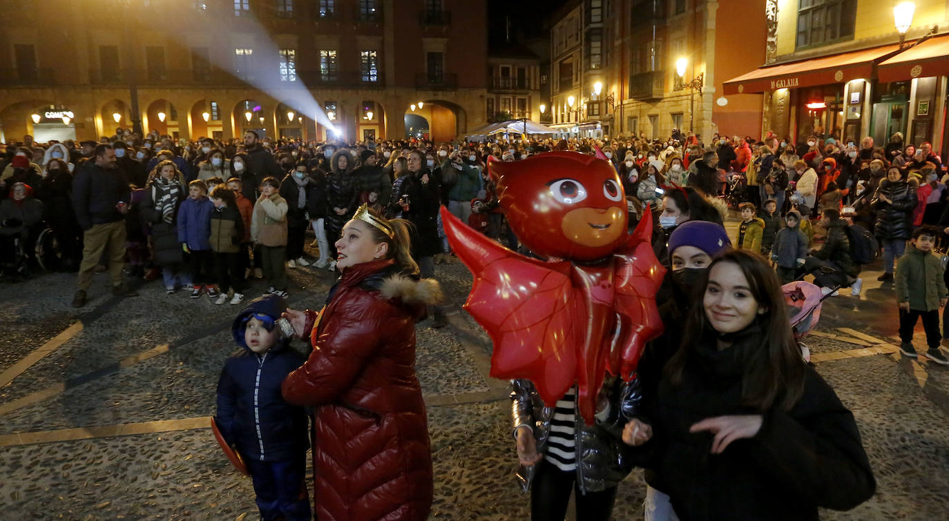 El Sporting, el 'cascayu', los toros, el metrotrén, la estación de Moreda y la contaminación fueron algunos de los temas que centraron el pregón del Antroxu gijonés. Proto y Colo, «la pareja de moda de la temporada 2021-2022» (Higiénico Papel), pegaron un repaso a la actualidad gijonesa de los 365 días vividos, en los que ni la pandemia y sus restricciones se escaparon de 'las pullas'. «Por fin podemos celebrar y salir de folixa, qu'otru añu como l'añu pasáu, la xente de Xixón nun lu aguanta. Aprovechái qu'agora podéis salir. Pero mañana nun sabemos»