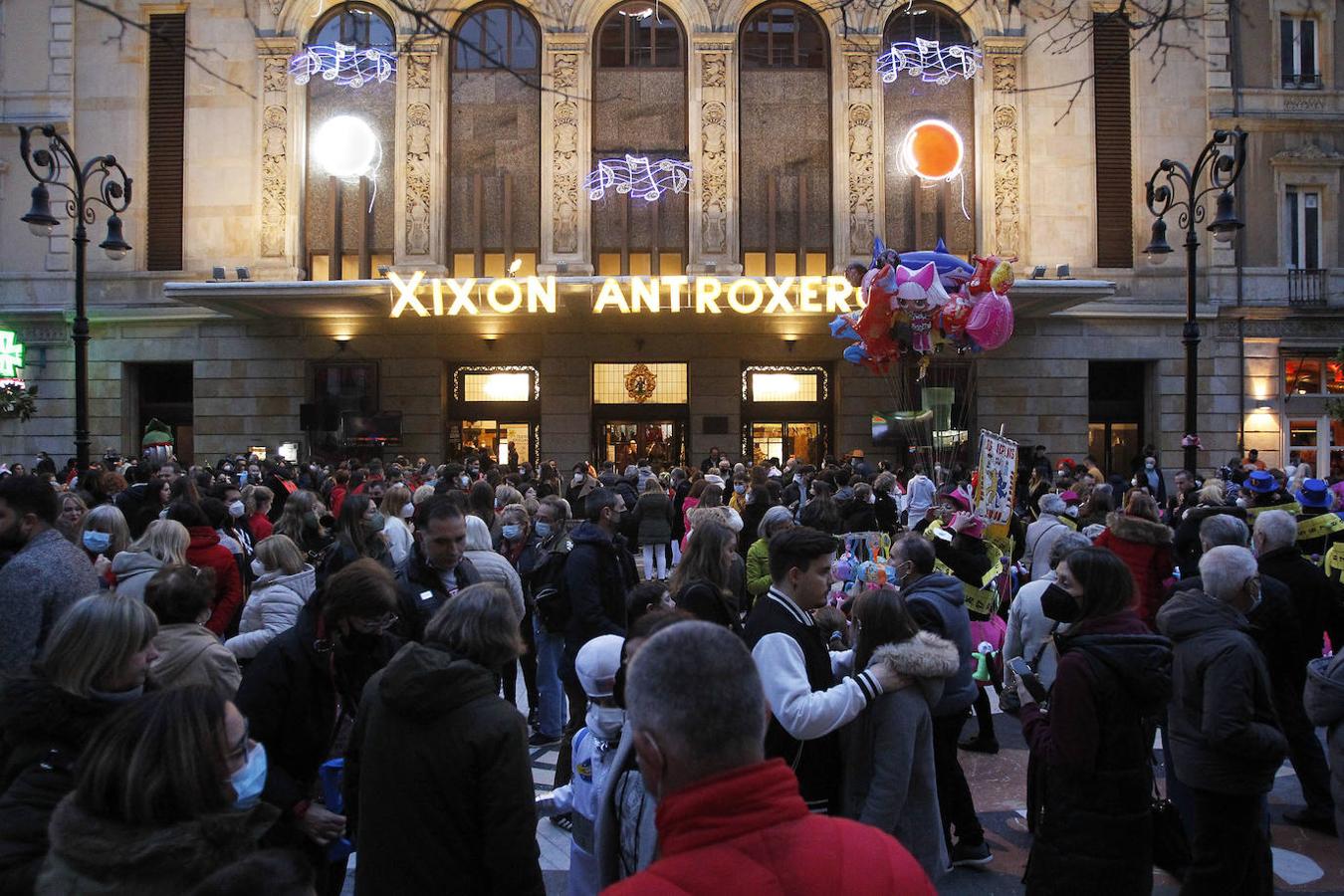 Disfraces de todos los estilos y todos los colores, chocolatadas, ritmo bajo las batutas... Los barrios gijoneses reviven su carnaval con alegría a través de múltiples actividades para los más pequeños y grandes. Después de unos meses de restricciones y un Carnaval pasado que apenas pudo celebrarse, las ganas de Antroxu se dejaron notar esta tarde en el centro de la ciudad. Horas antes de que diese comienzo en el teatro Jovellanos la gran cita del Carnaval: el concurso de charangas, miles de personas llenaron la zona y disfrutaron del buen tiempo en las terrazas y en el paseo de Begoña. 