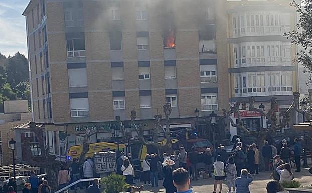 Las llamas salen de la ventana del piso de la calle Bernardo Alfageme.