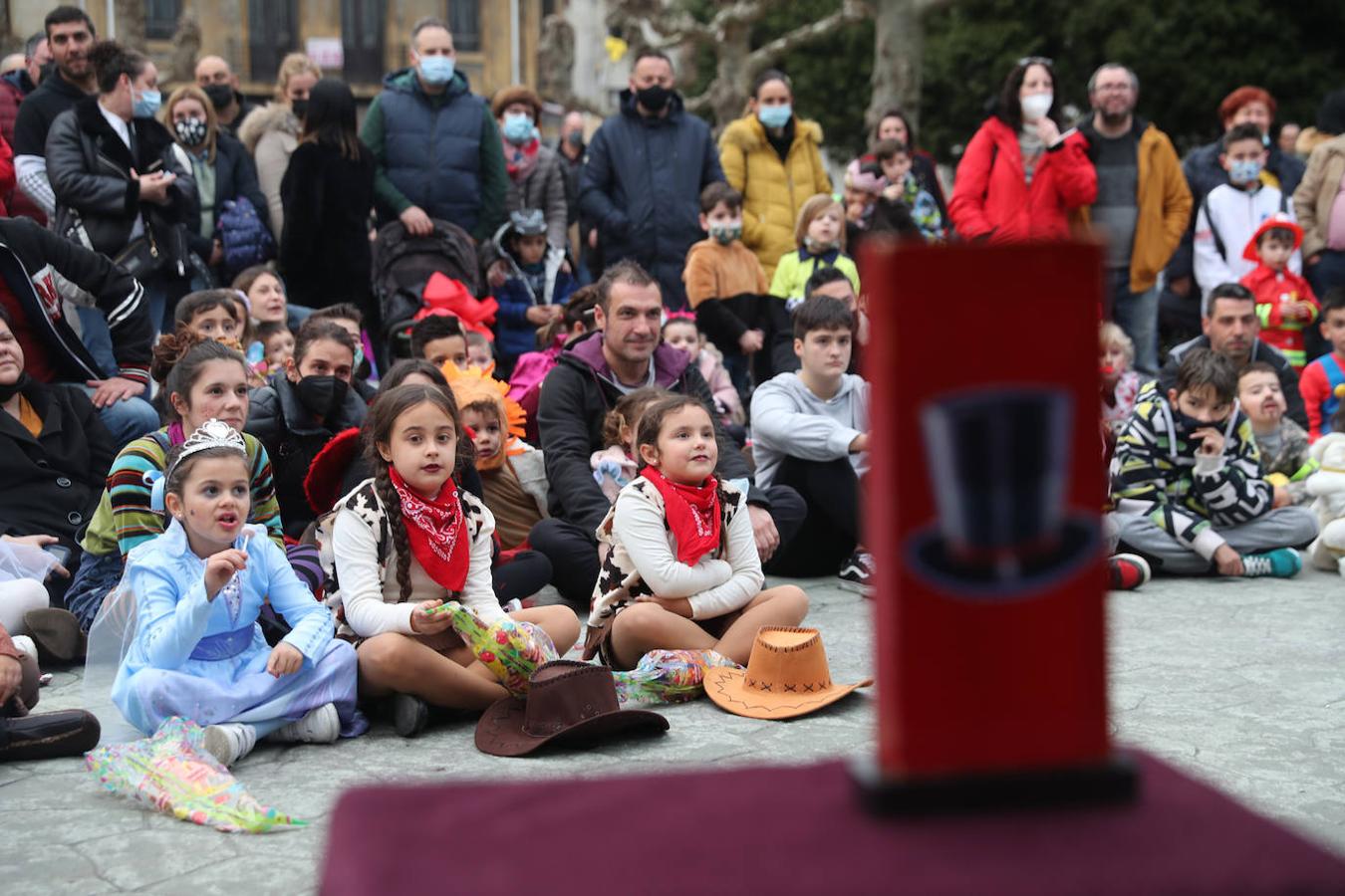 El parque de Ciaño, en Langreo, registró multitud de niños que no dejaron de sonreír y disfrutar en una jornada carnavalesca con magia y chocolate incluido.