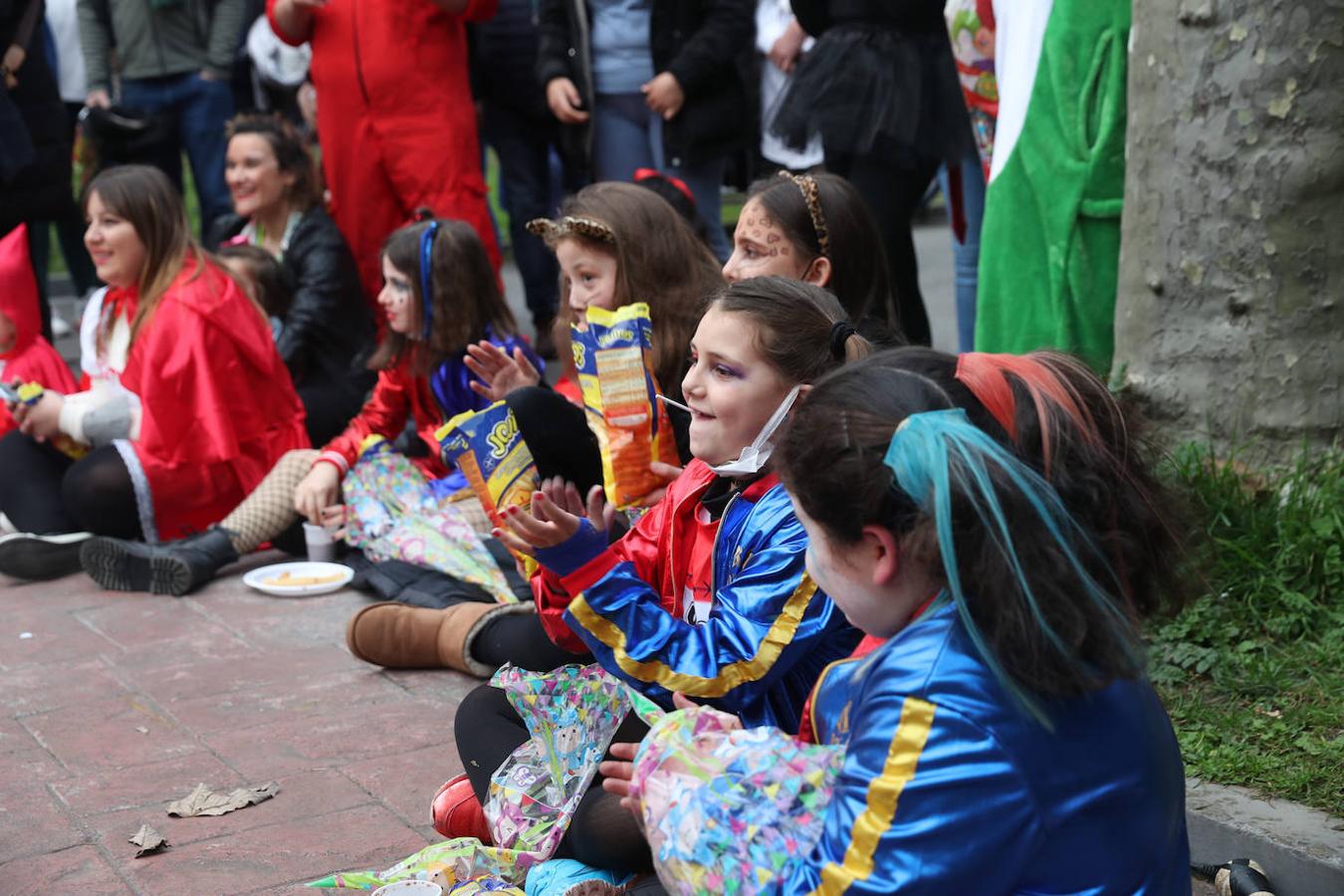 El parque de Ciaño, en Langreo, registró multitud de niños que no dejaron de sonreír y disfrutar en una jornada carnavalesca con magia y chocolate incluido.