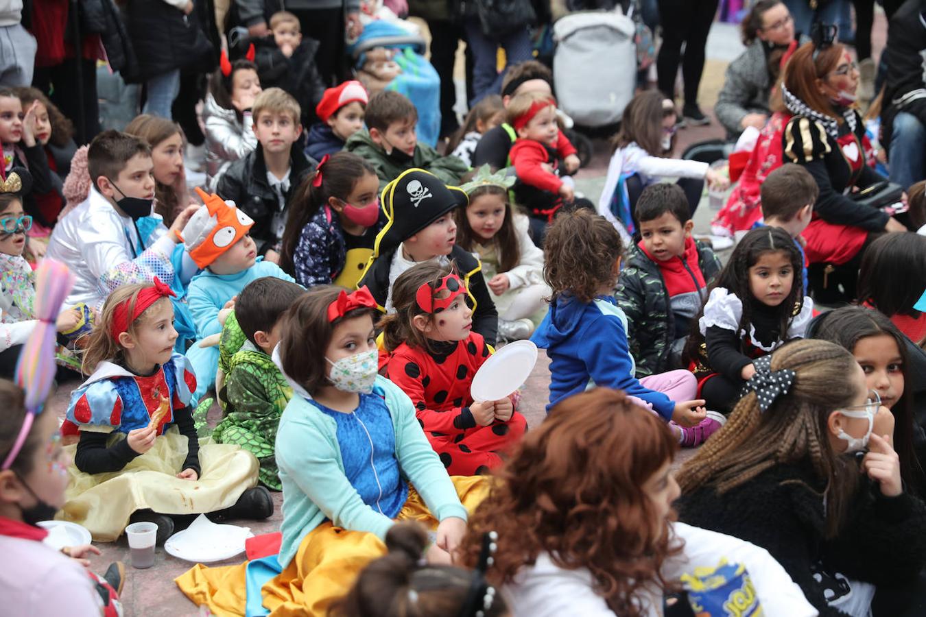 El parque de Ciaño, en Langreo, registró multitud de niños que no dejaron de sonreír y disfrutar en una jornada carnavalesca con magia y chocolate incluido.