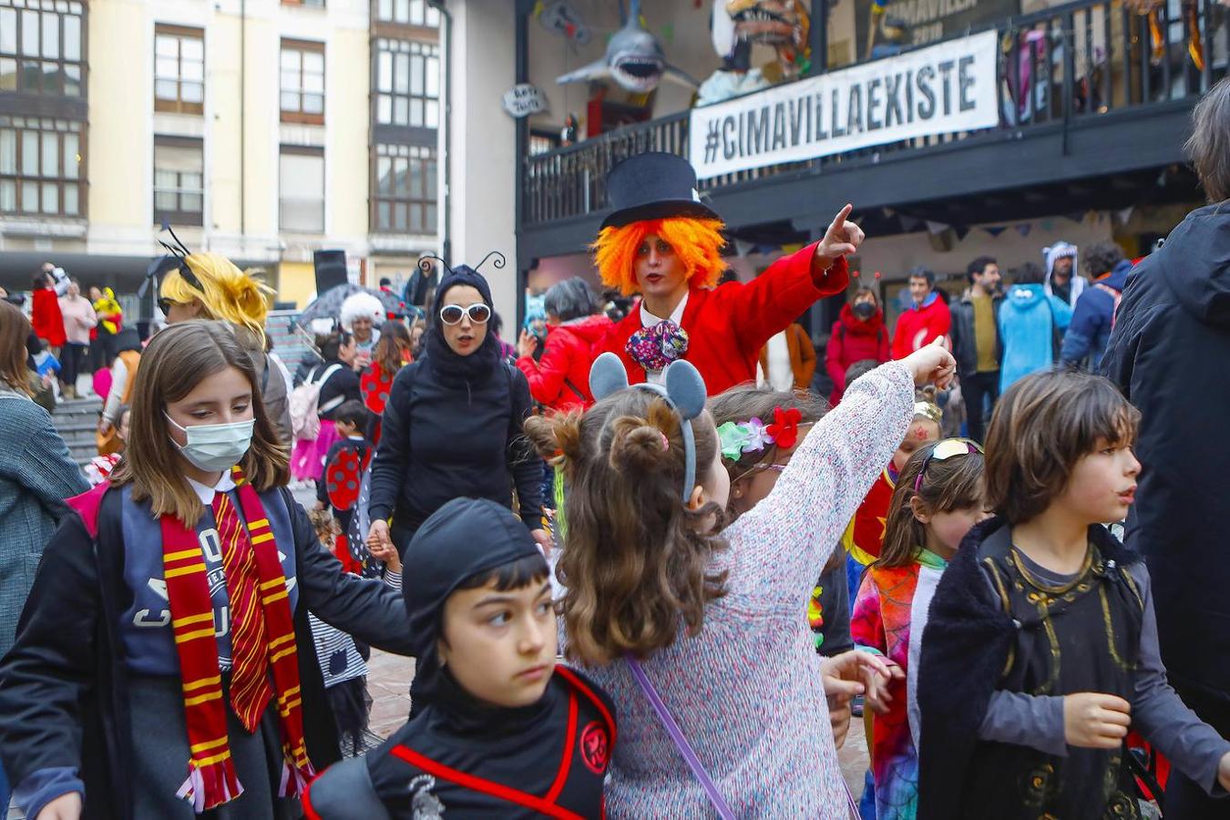 Disfraces de todos los estilos y todos los colores, chocolatadas, ritmo bajo las batutas... Los barrios gijoneses reviven su carnaval con alegría a través de múltiples actividades para los más pequeños y grandes.