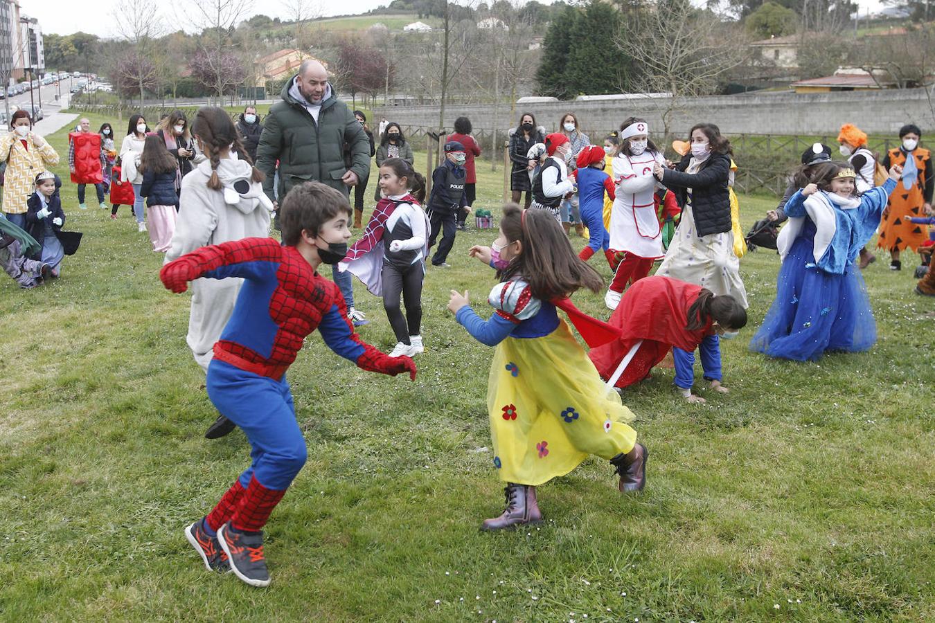 Disfraces de todos los estilos y todos los colores, chocolatadas, ritmo bajo las batutas... Los barrios gijoneses reviven su carnaval con alegría a través de múltiples actividades para los más pequeños y grandes.