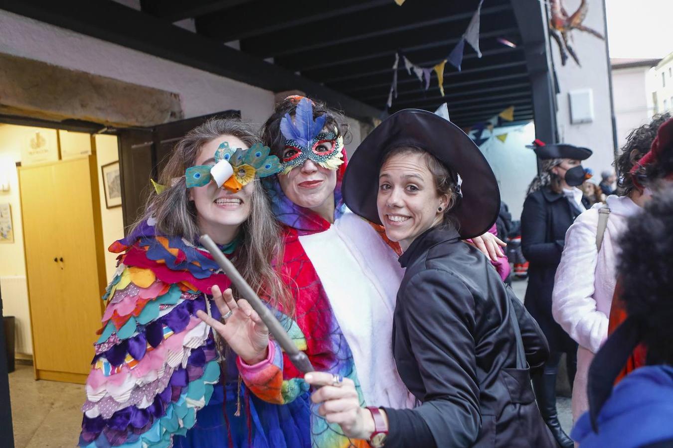 Disfraces de todos los estilos y todos los colores, chocolatadas, ritmo bajo las batutas... Los barrios gijoneses reviven su carnaval con alegría a través de múltiples actividades para los más pequeños y grandes.