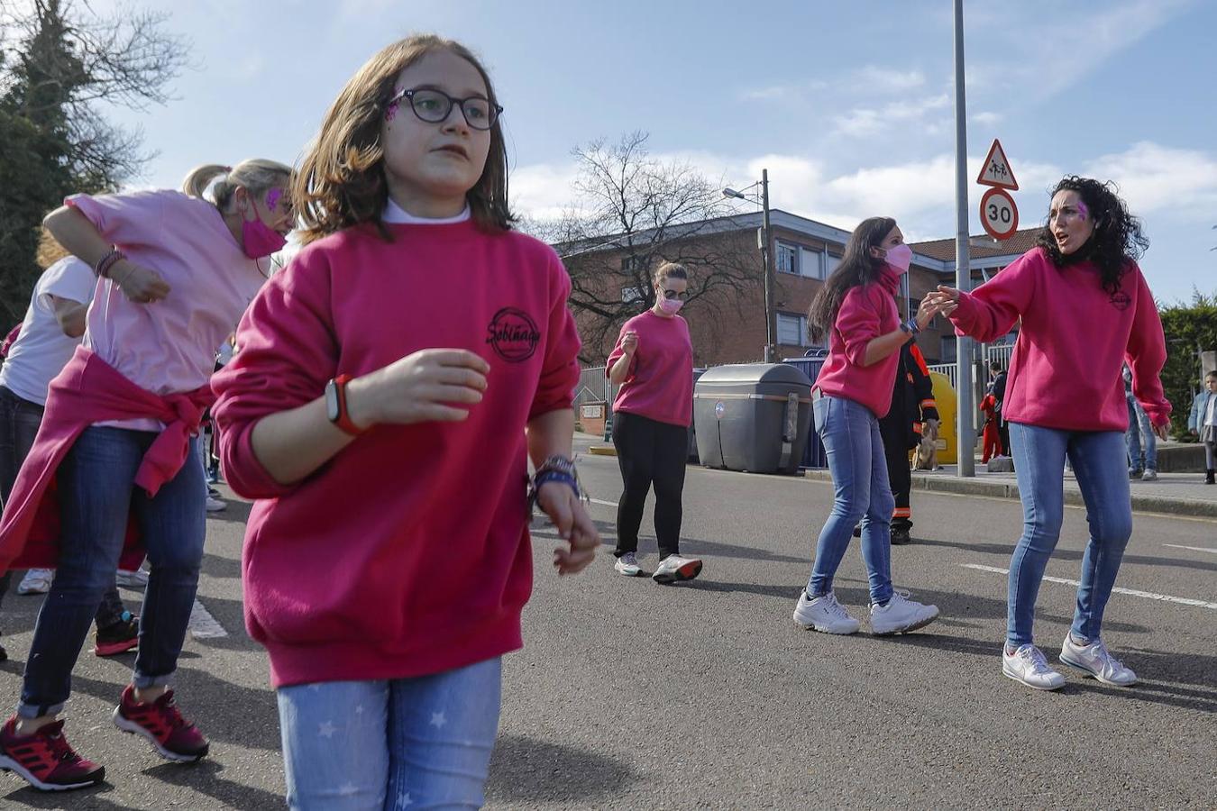 Este sábado, jornada de Antroxu, la charanga Kopa de Vino calentó los motores y sus baquetas para dar ritmo al barrio de Contrueces y así animar a los vecinos a celebrar el carnaval.