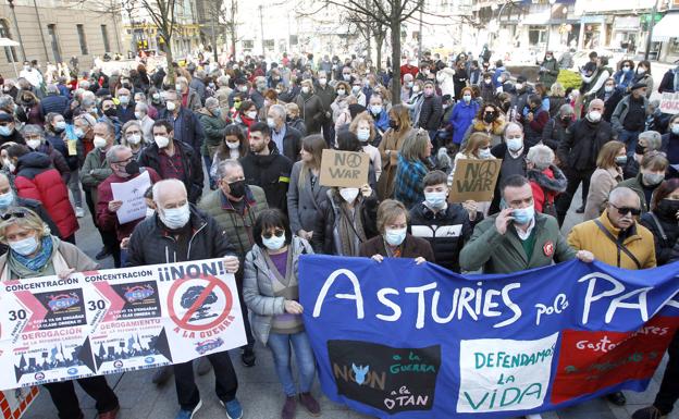 Numerosas personas se reunieron en Gijón contra la guerra en Ucrania.