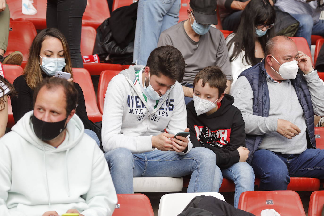 Fotos: ¿Estuviste en el Sporting - Zaragoza? ¡Búscate!