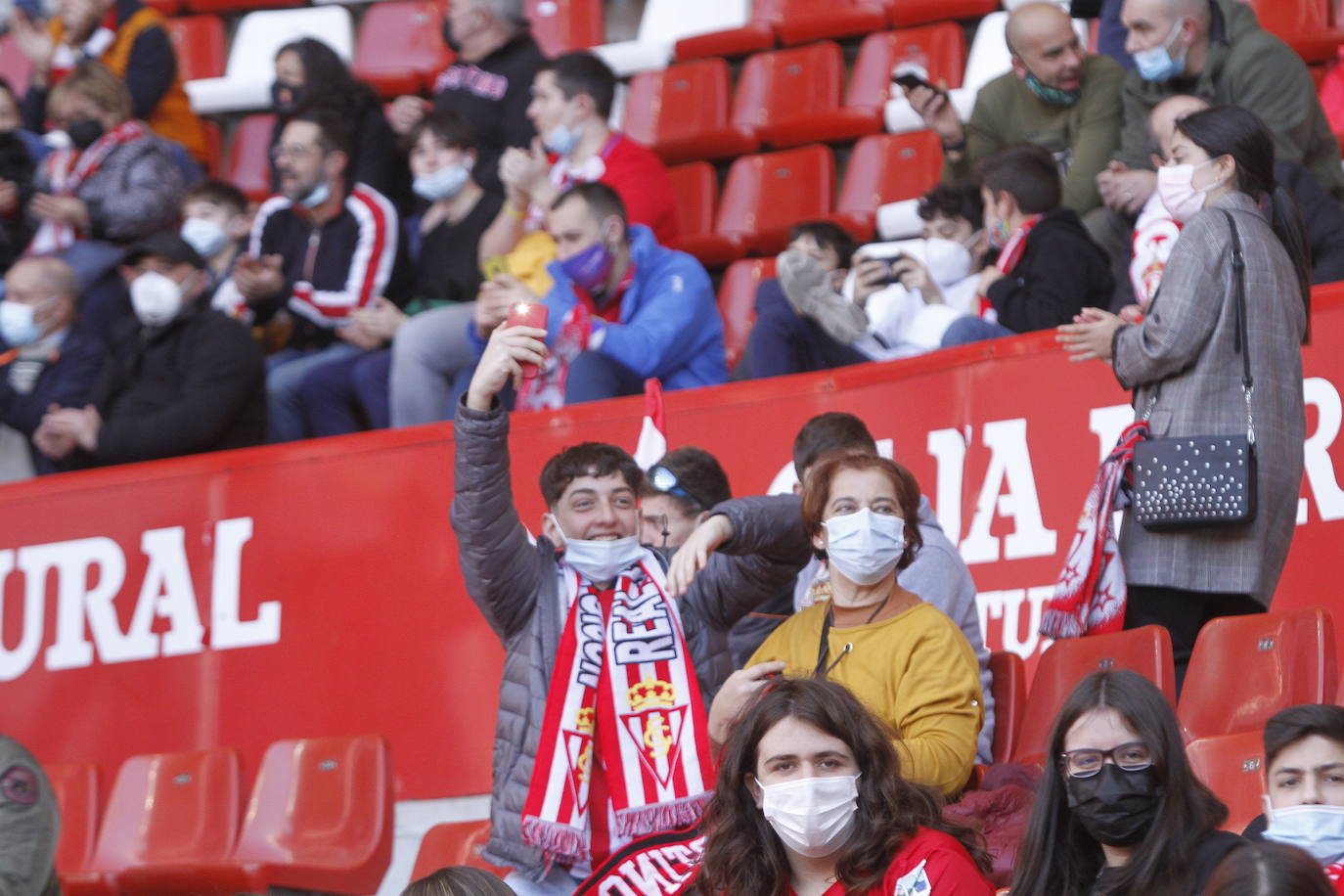 Fotos: ¿Estuviste en el Sporting - Zaragoza? ¡Búscate!