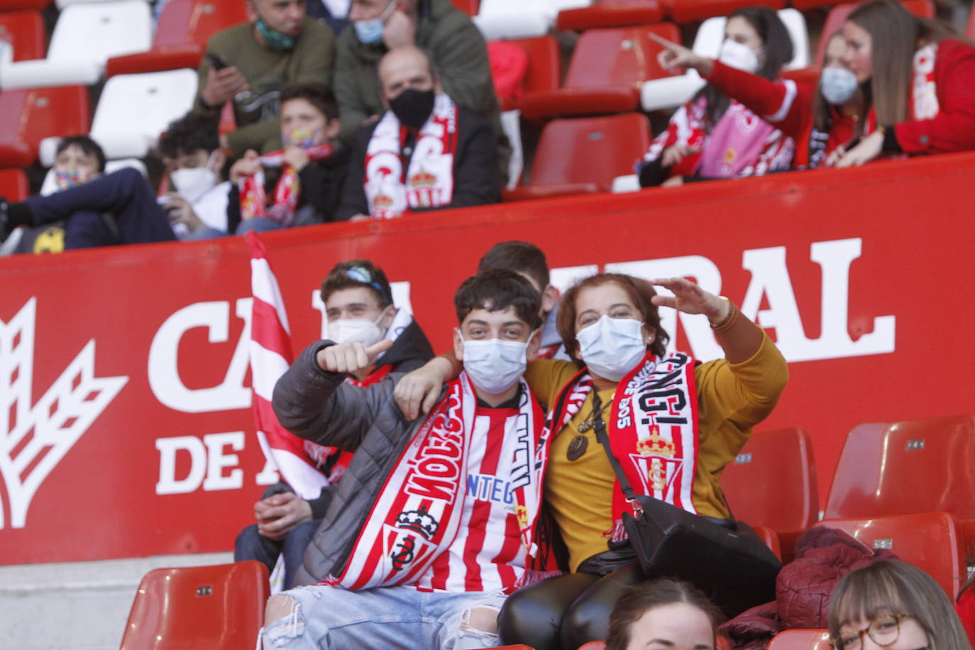 Fotos: ¿Estuviste en el Sporting - Zaragoza? ¡Búscate!