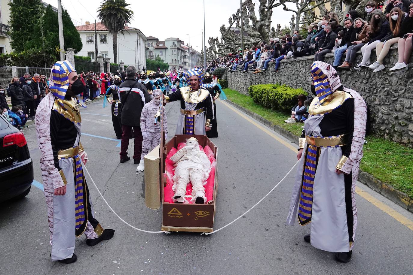 Por las calles de la villa desfilaron medio millar de personas y grupos llegados desde Santander hasta Tapia.