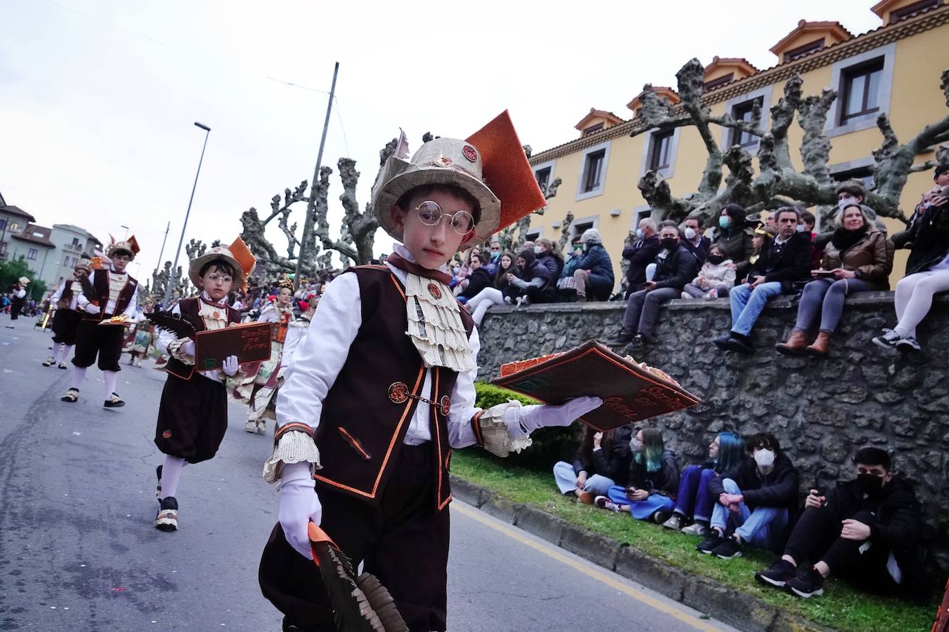 Por las calles de la villa desfilaron medio millar de personas y grupos llegados desde Santander hasta Tapia.