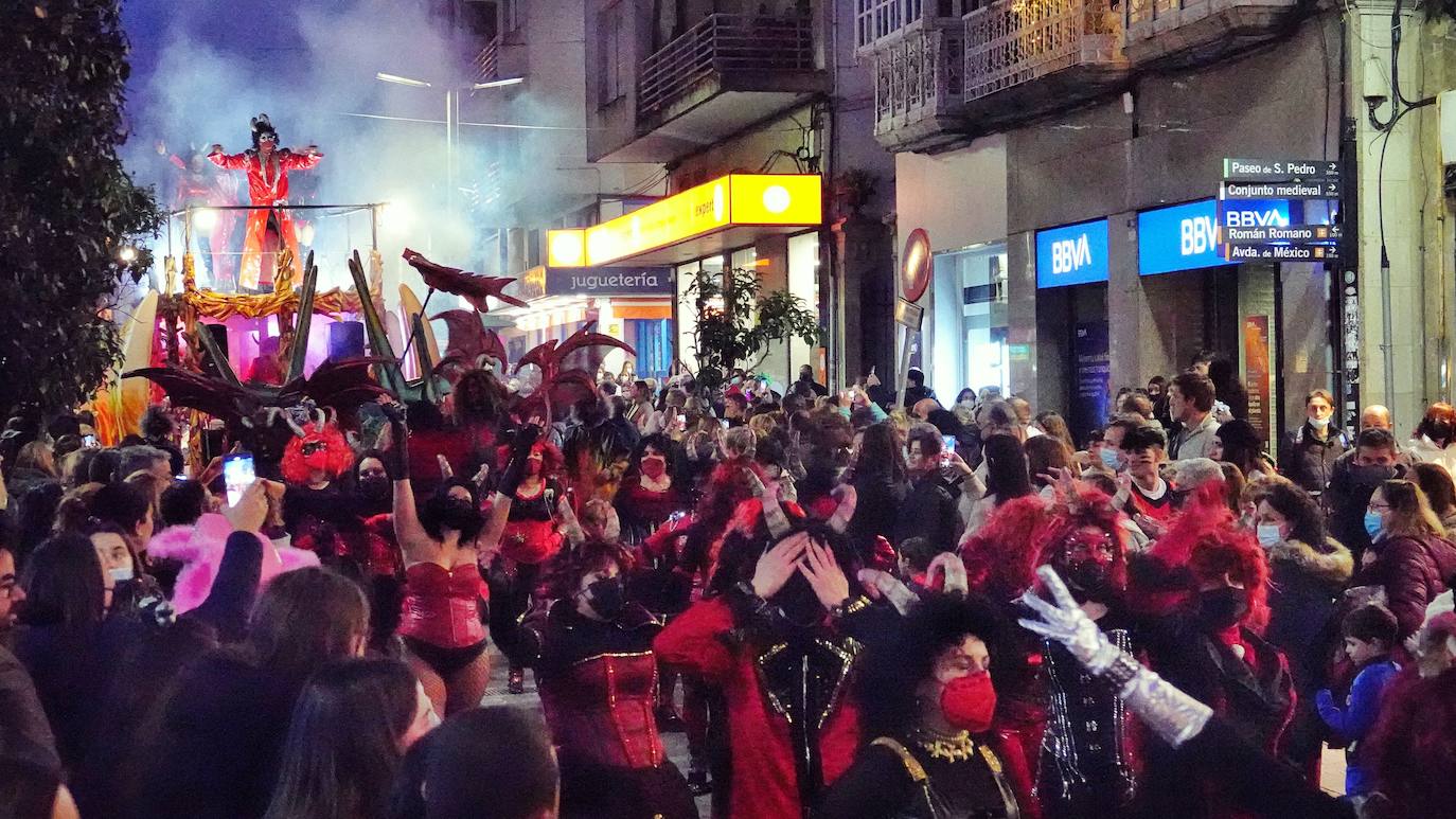 Por las calles de la villa desfilaron medio millar de personas y grupos llegados desde Santander hasta Tapia.