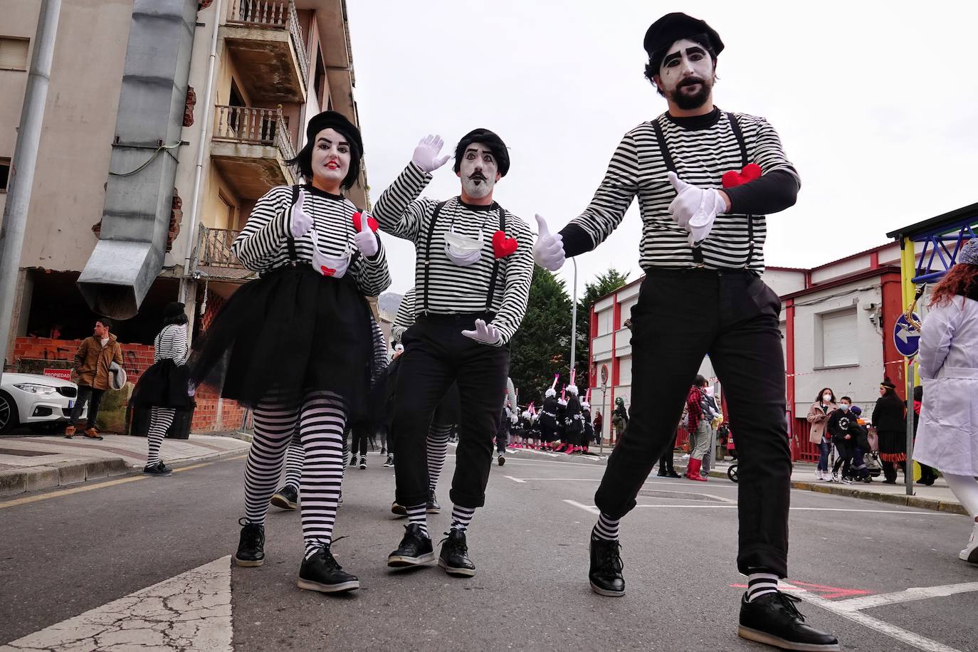 Por las calles de la villa desfilaron medio millar de personas y grupos llegados desde Santander hasta Tapia.