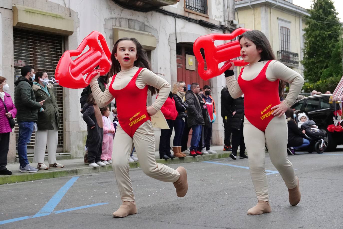 Por las calles de la villa desfilaron medio millar de personas y grupos llegados desde Santander hasta Tapia.