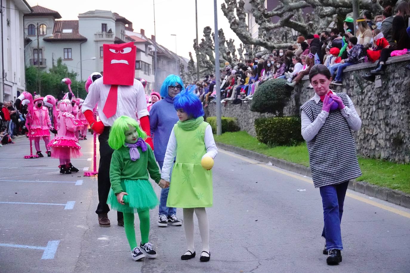 Por las calles de la villa desfilaron medio millar de personas y grupos llegados desde Santander hasta Tapia.