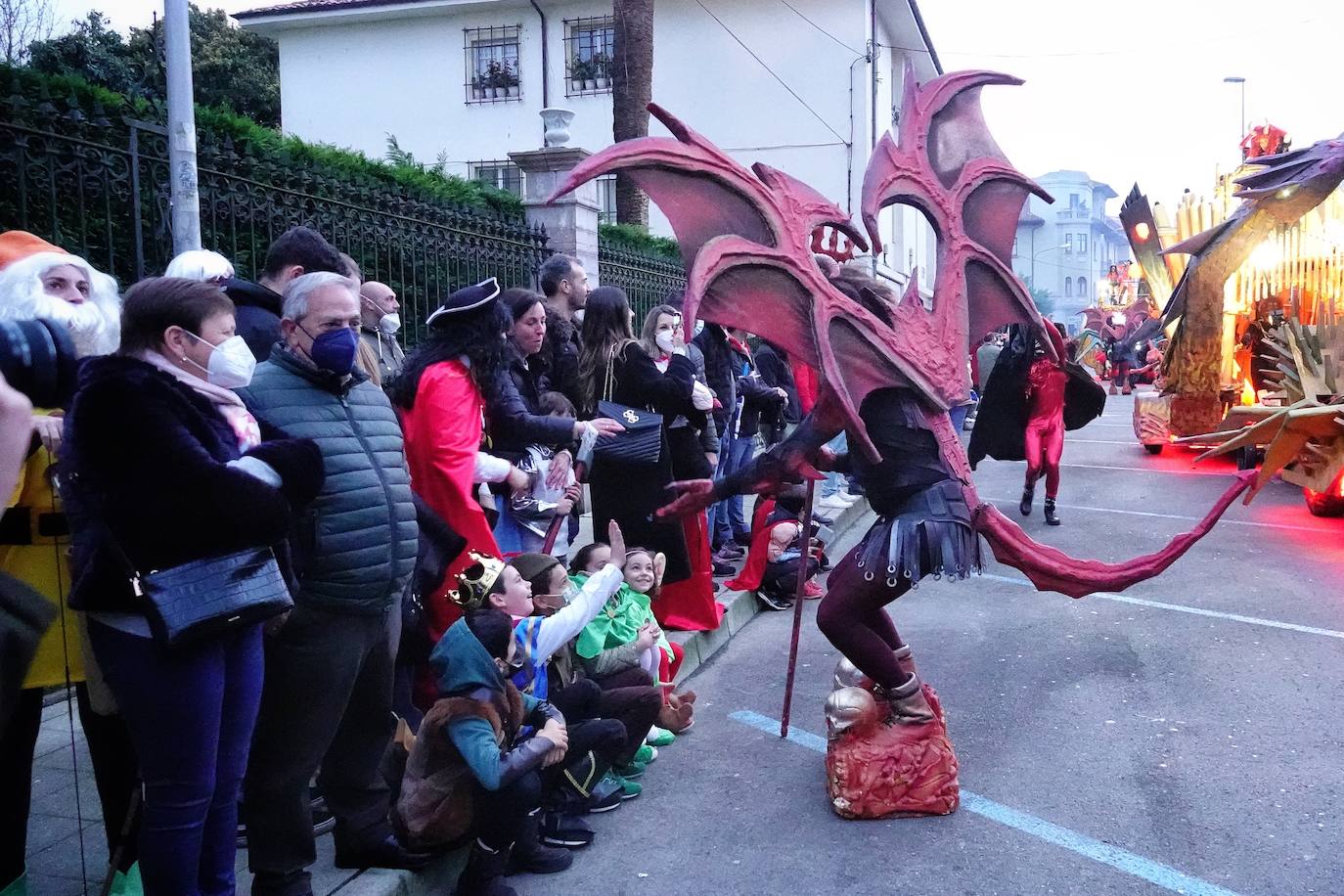 Por las calles de la villa desfilaron medio millar de personas y grupos llegados desde Santander hasta Tapia.