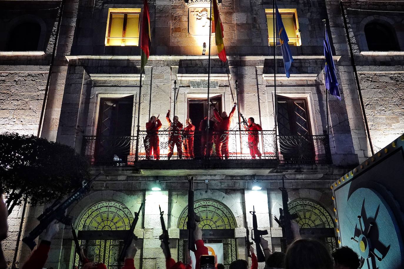 Por las calles de la villa desfilaron medio millar de personas y grupos llegados desde Santander hasta Tapia.