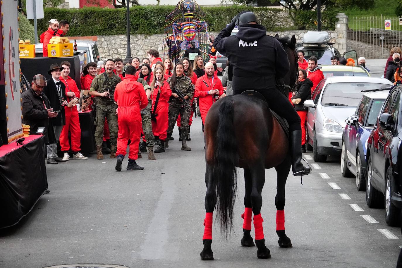 Por las calles de la villa desfilaron medio millar de personas y grupos llegados desde Santander hasta Tapia.