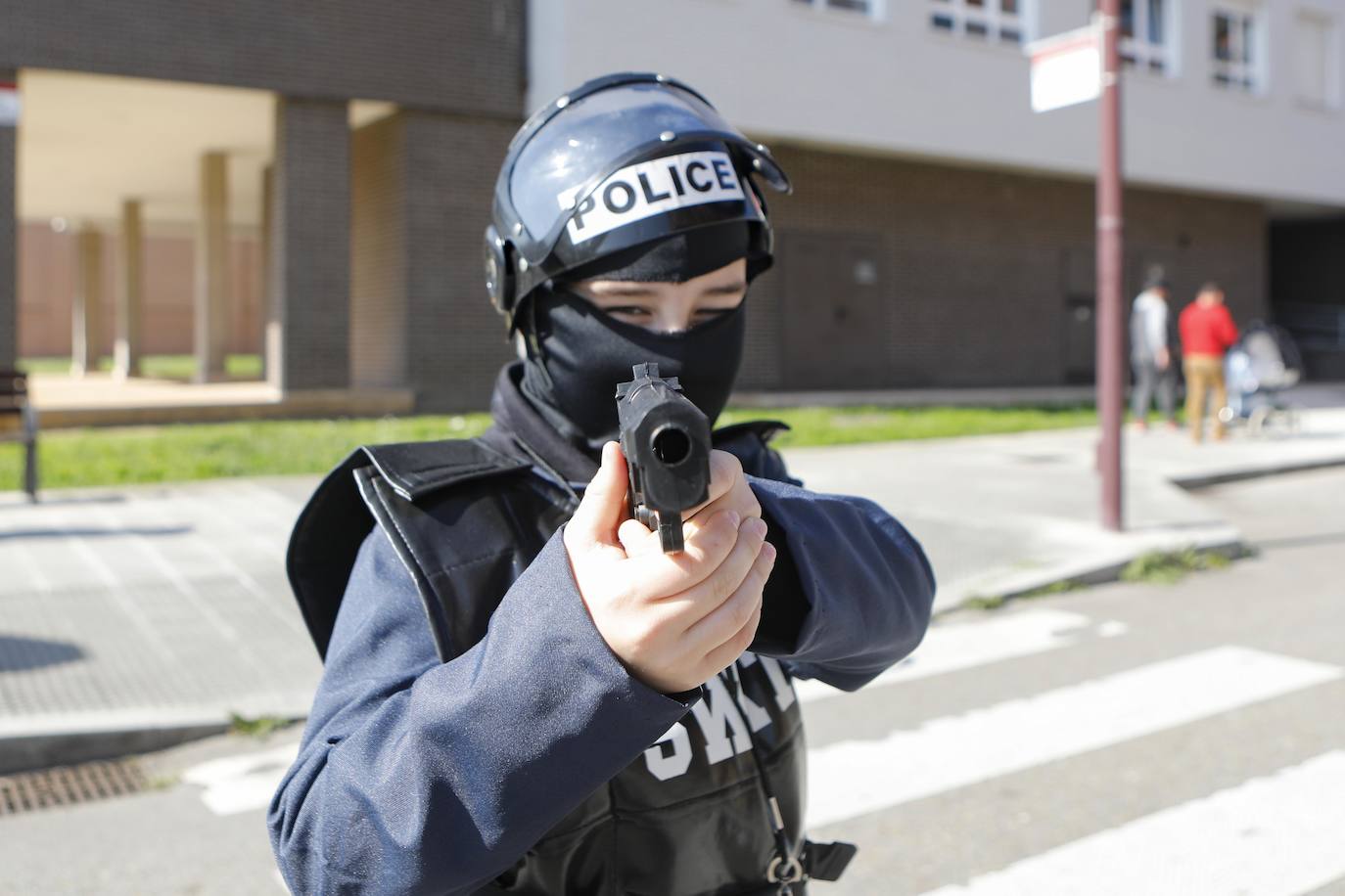 Decenas de vecinos del barrio participan en un Antroxu reivindicativo durante el que proclamaron temporalmente como ciudad autónoma