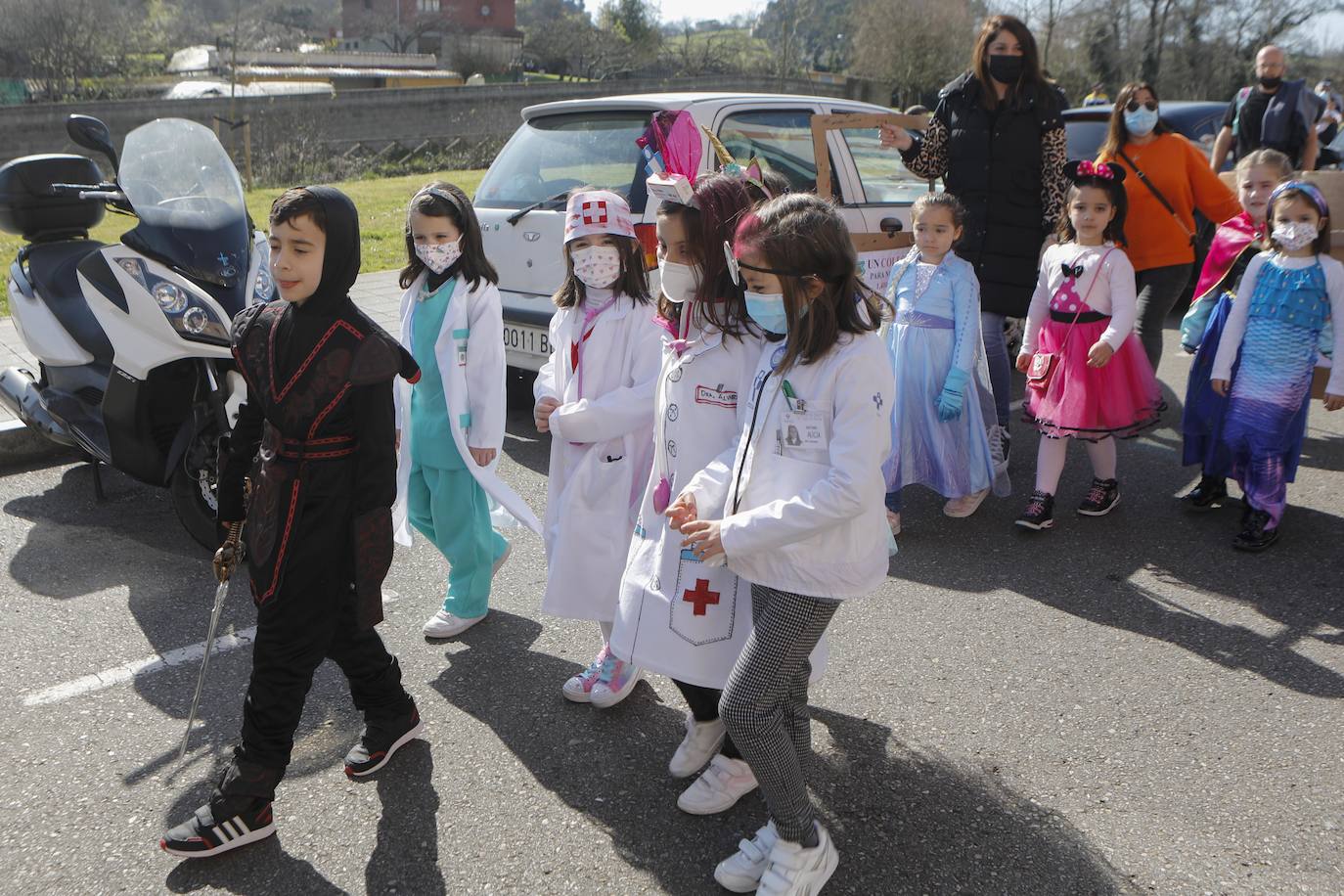Decenas de vecinos del barrio participan en un Antroxu reivindicativo durante el que proclamaron temporalmente como ciudad autónoma