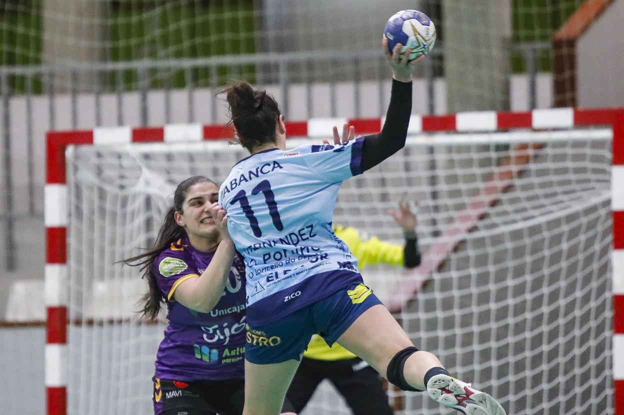 Aida defiende un ataque gallego en el duelo de ayer. 