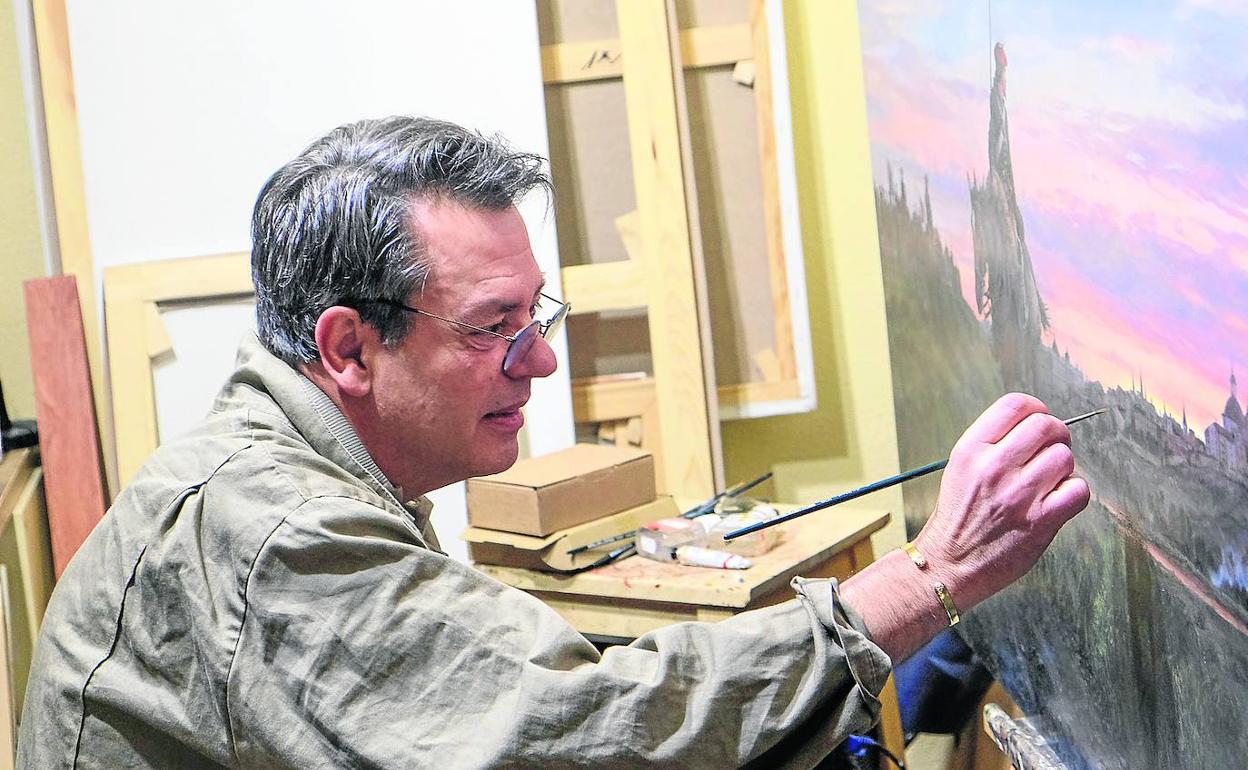 Augusto Ferrer-Dalmau, ante uno de sus cuadros, en su estudio de Madrid. 