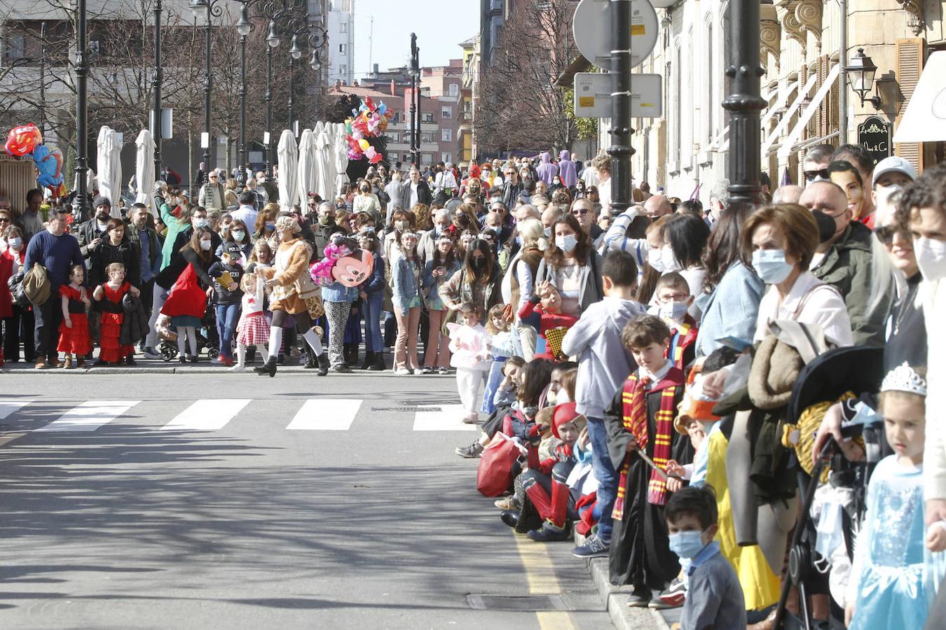 Fotos: Un pasacalles de &#039;pequeños héroes&#039; por las calles de Gijón