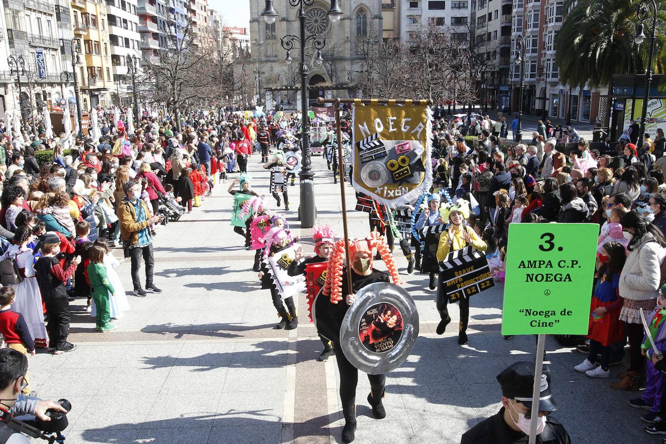 Fotos: Un pasacalles de &#039;pequeños héroes&#039; por las calles de Gijón