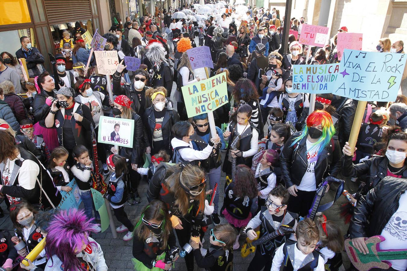 Fotos: Un pasacalles de &#039;pequeños héroes&#039; por las calles de Gijón